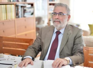 المحامي الدولي موردخاي تسيفن- المنتصف