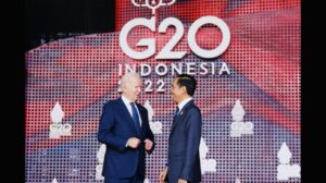 الرئيس الإندونيسي جوكو ويدودو يرحب بالرئيس الأميركي جو بايدن لدى صوله لحضور قمة العشرين في بالي