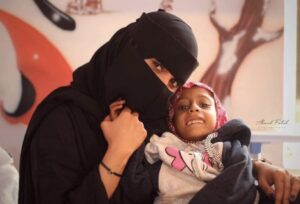 الناشطة سارة علوان مع أطفال سوء التغذية في اليمن