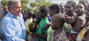 صور الأمم المتحدة / مارك غارتن الأمين العام للأمم المتحدة أنطونيو غوتيريش يلتقي باللاجئين من جنوب السودان الذين ينتظرون إعادة توطينهم في مخيم إمفيبي في أوغندا.