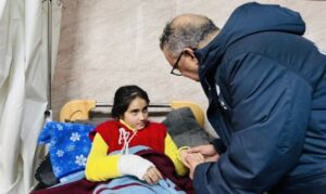 الدكتور تيدروس يلتقي الطفلة نور التي فقدت والديها في الزلزال في حلب.