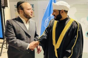 الدكتور محمد بن سعيد المعمري وزير الأوقاف والشؤون الدينية في سلطنة عمان يصافح أحد زوار معرض رسالة السلام من عمان في مقر الأمم المتحدة في نيويورك.
