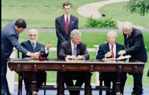 العاهل الأردني الراحل، الملك الحسين ورئيس الوزراء الإسرائيلي إسحق رابين عند توقيع اتفاقية السلام - 1994