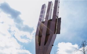 etal trident from the east facing side of the North Tower. 76 Tridents formed the base of each of the Twin Towers. This remaining piece weighs 30 tons and is 40 ft tall.