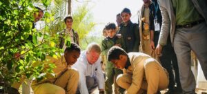 © UNICEF Yemen في إطار الاحتفالات باليوم العالمي للطفل، انضم بيتر هوكينز، ممثل اليونيسف في اليمن، إلى تلاميذ في زراعة بعض الأشجار في ساحة مدرسة الشعب في صنعاء، اليمن. من خلال إشراك الطلاب في أنشطة زراعة الأشجار، تعمل اليونيسف على زيادة الوعي بأهمية اتخاذ الإجراءات اللازمة لحماية البيئة.