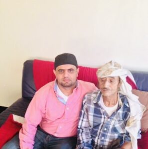 صورة المغفرر له باذن الله الشيخ عبد الوهاب شايع القطيني وبجانبة في الصورة رجل الاعمال / جميل القطيني 