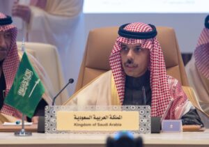 الأمير فيصل بن فرحان مترئساً الاجتماع الوزاري الموسَّع بشأن سوريا في الرياض (الخارجية السعودية)