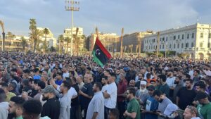 ليبيون يتظاهرون للمطالبة باستقالة حكومة الدبيبة في طرابلس (إ.ب.أ)
