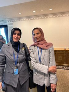 البروفيسورة / شيخة المسند مع المحررة الصحفية نجلاء الخضر 