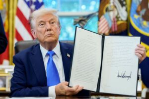 الرئيس الأميركي دونالد ترمب يوقع أمراً تنفيذياً يرفع بموجبه تأشيرات H-1B إلى 100 ألف دولار سنوياً. البيت الأبيض. 19 سبتمبر 2025 - Bloomberg