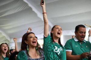 رئيسة المكسيك كلوديا شينباوم تحتفل بهدف لمنتخب بلادها في مجمع «ديبورتيفو إيرمانوس غاليانا» (رويترز)